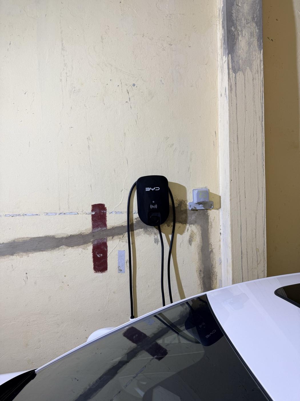 Chargeur de voiture électrique installé au mur